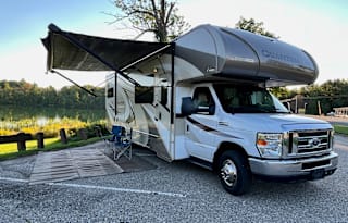 Clean and Spacious 2017 Thor Motor Coach Quantum