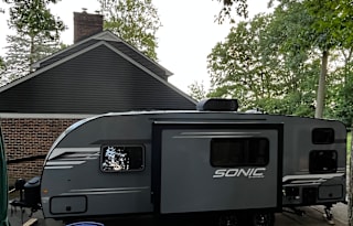 Komodo Kampers RV Rental-Sonic
