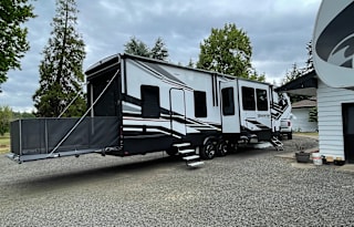 2021 Grand Design Momentum M-Class 381M