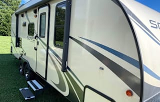 Easy Pull! 1/2 Ton Towable! Gorgeous Interior! Bunks!
