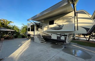 Luxury StationaryRV Retreat-Site included