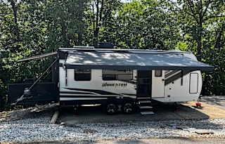 Travel Trailer / Toy Hauler / Sleeps 6 / Rear Deck