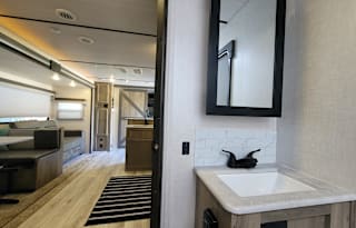 "LEWIS & CLARK"  Sleeps 8 - 1BR + Bunks