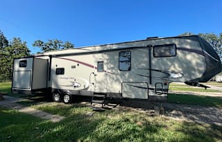 Spacious 42-ft 5th wheel RV