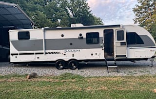 2025 Salem cruise lite - king bed with bunk beds!