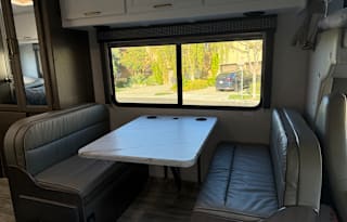 2024 Thor Motor Coach Chateau 22E- Family Friendly