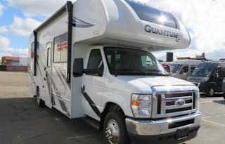 Thor Quantum 28' rear bedroom