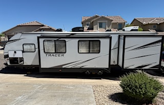 **Beautiful 2021 Tracer with separate bunkhouse**