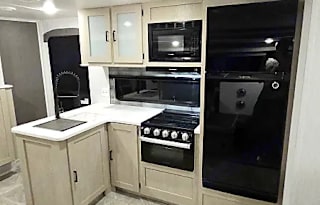 Fireside 2023 Forest River Salem Platinum 31KQBTS