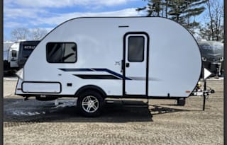 Yes it has a bathroom. Small easy to tow 3200lbs.