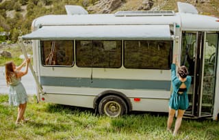 Couple & Bestie Adventure Bus - Cozy and Spacious