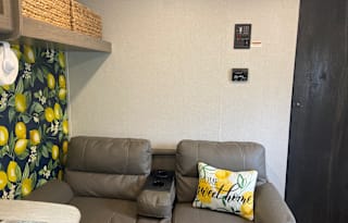 Sleeps 9, Pet and Kiddo Friendly, Fully Stocked!