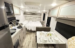 Coleman RV trailer Sleeps 7 Lightweight
