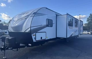 2022 35' Ultralite Bunk House
