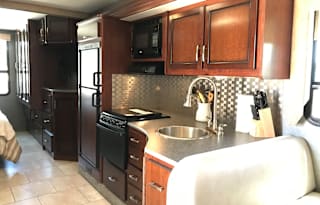 2017 30' self-contained class A RV - Sleeps 8
