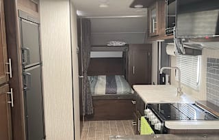 Amazing Family RV Like new  -Sleeps 8!