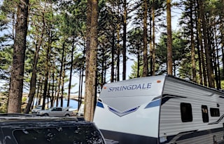 Family Friendly RV, 1 Queen Bed and 2 Bunks