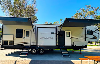 Amazing RV -2 Bedrooms, 1.5 Baths, Fully Equipped!