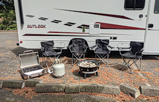 Kid & Pet Friendly Modern Class C 2019 Winnebago