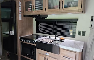 Family-Friendly Grey Wolf 22MKSE – Sleeps 7