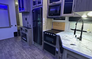 2021 Arctic Wolf 287BH Fifth Wheel, Sleeps 10!