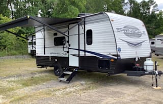 Light & Cozy Camper - Adventure Awaits!