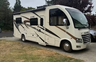 2020 Thor Axis 24.1 with Ebikes and bring your dog