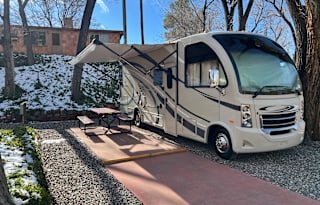 Fun (ᵔᴥᵔ) Pet Friendly Thor Vegas Class A