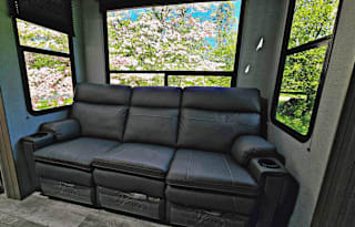 2024 GD Momentum 320G Bunkhouse/toyhauler patio!