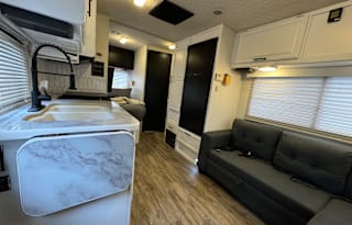Newly Renovated RV - Minnie - Adventure Machine