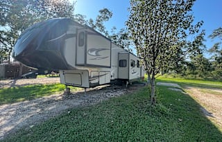 Spacious 42-ft 5th wheel RV