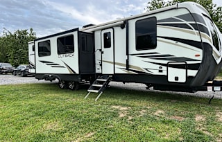 Outback | Large & Luxurious w/ Bunkhouse Sleeps 10
