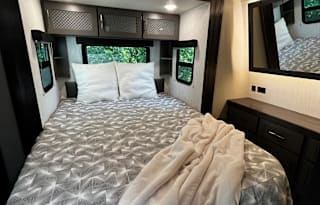 Travel Trailer / Toy Hauler / Sleeps 6 / Rear Deck