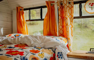 Couple & Bestie Adventure Bus - Cozy and Spacious