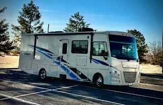 Winnebago Vista-King bed, Bunks - w/Onboard WIFI
