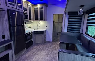 2021 Arctic Wolf 287BH Fifth Wheel, Sleeps 10!