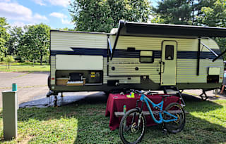 Family-Friendly 28' Avenger – Sleeps 8, Bunk Beds