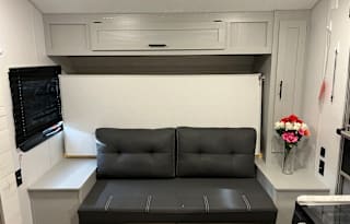 Razzmatazz RV Rental- Pet Friendly