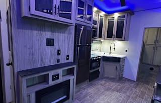 2021 Arctic Wolf 287BH Fifth Wheel, Sleeps 10!