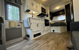 Newly Renovated RV - Minnie - Adventure Machine