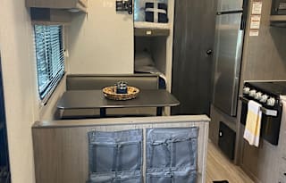 Sleeps 9, Pet and Kiddo Friendly, Fully Stocked!