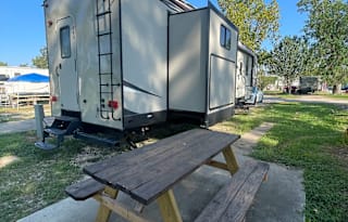 Spacious 42-ft 5th wheel RV