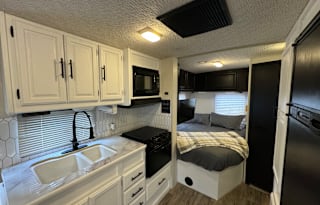 Newly Renovated RV - Minnie - Adventure Machine
