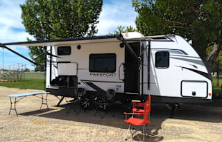 Queen, privacy curtain, bunks! Del. Available!