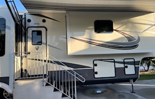 Luxury StationaryRV Retreat-Site included