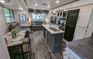 Bright & Modern Glamper Fully Stocked w/Free Wi-Fi
