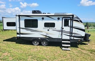 Outback Adventure Rig- King Bed, Bunks & More!