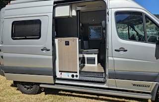2018 Winnebago Revel 44E