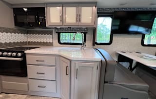 Large Luxury RV with Bunkbeds, Delivery Offered!
