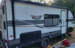 Small but Homey 6-Sleeper Camper!